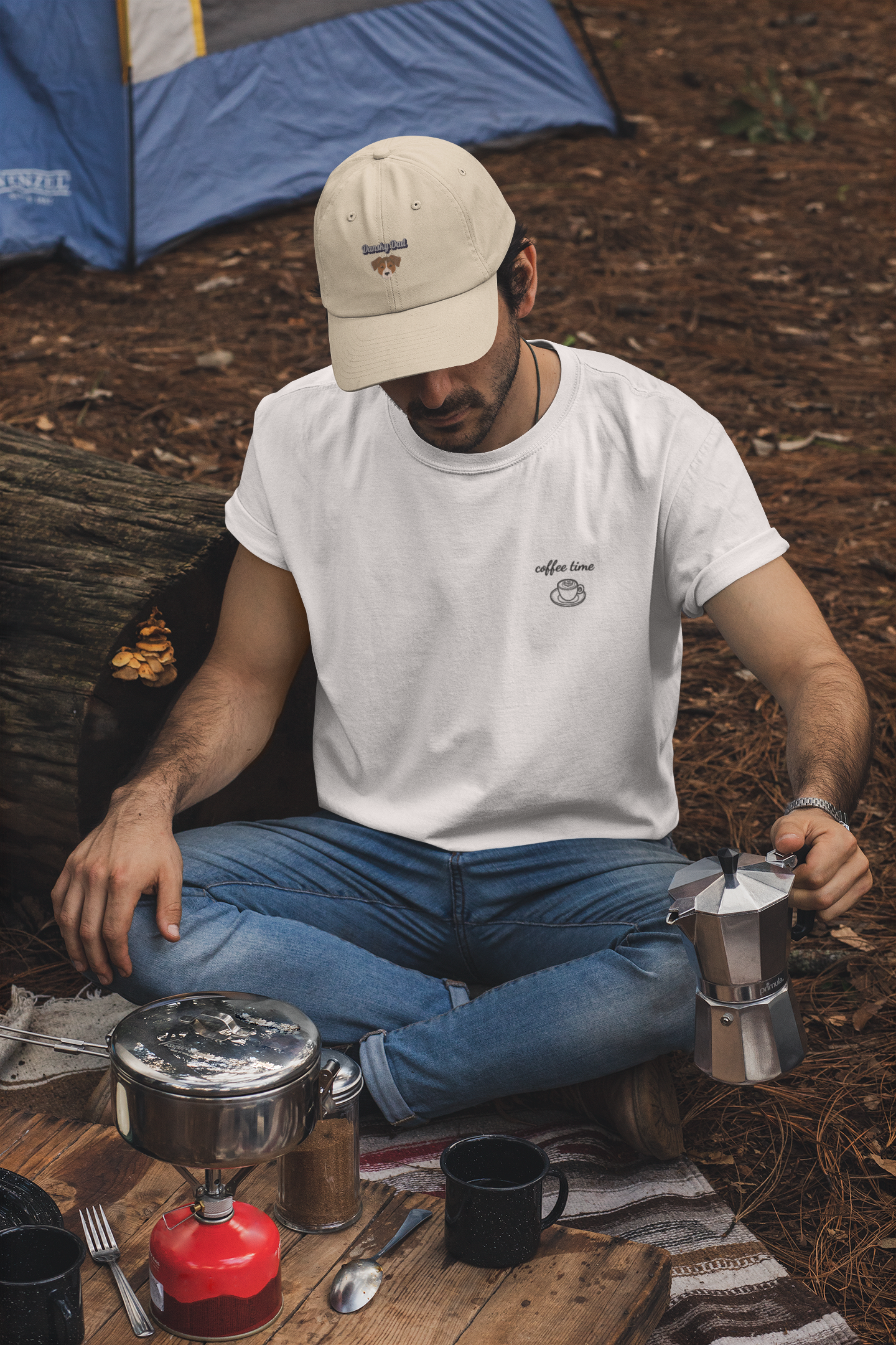 Mann beim Campen trägt Coffeetime T-Shirt, minimalistisches Kaffee-Motiv, Outdoor-Kaffeegenuss, Malohana
