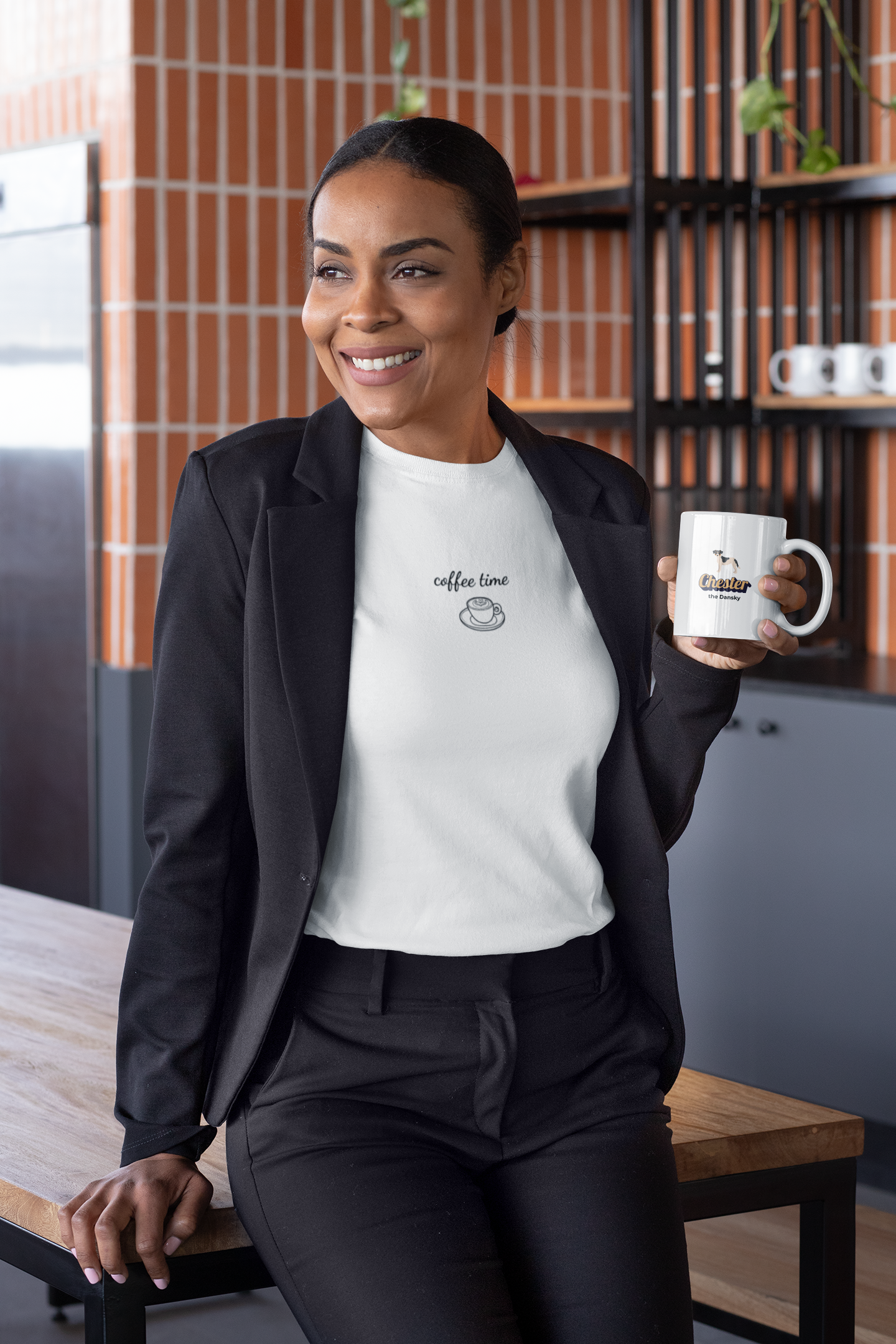 Frau mit Blazer und Kaffee trägt Coffeetime T-Shirt, minimalistisches Design, Kaffeegenuss, Malohana