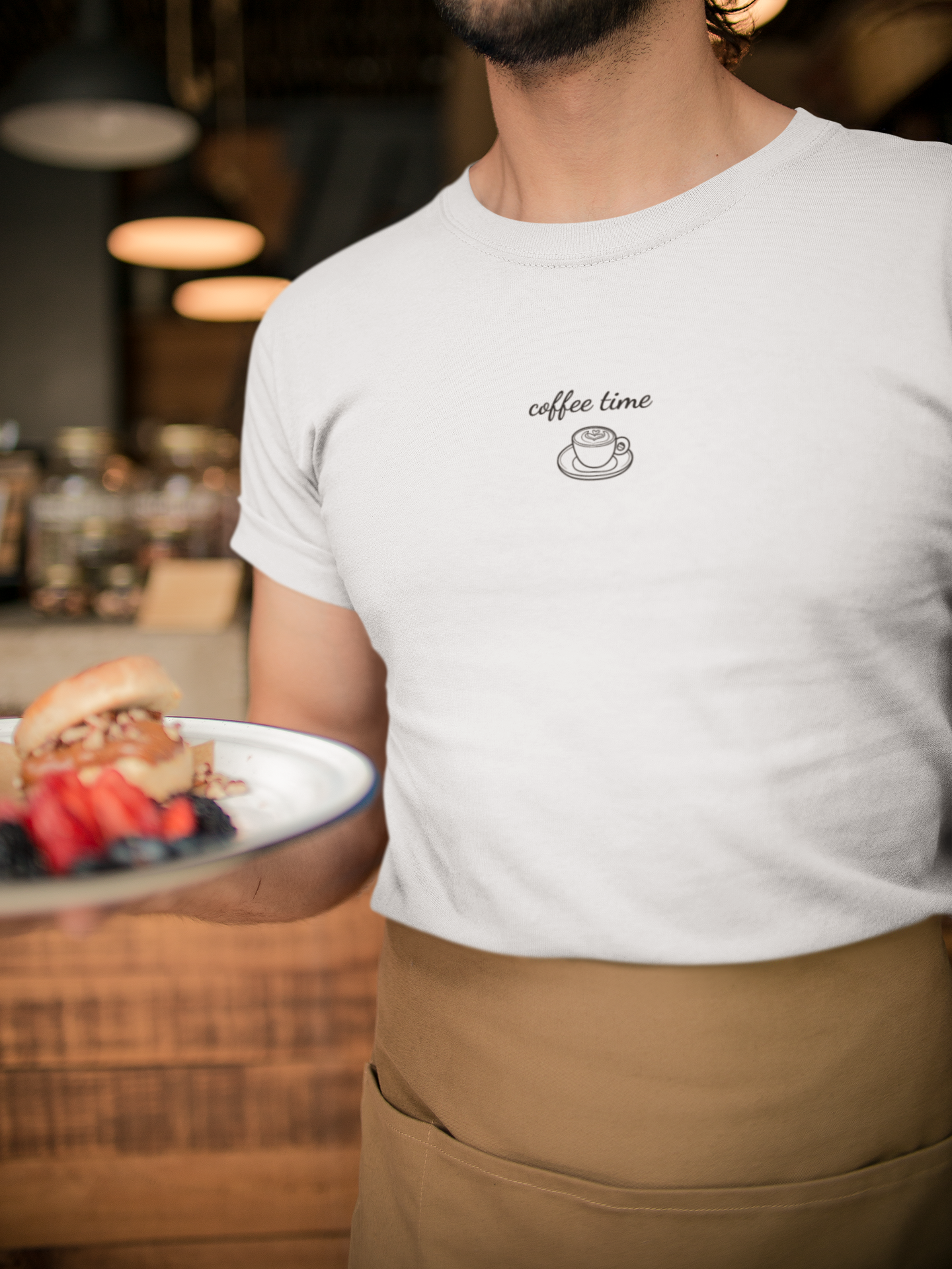 Mann mit Tablet trägt Coffeetime T-Shirt, minimalistisches Kaffee-Motiv, entspannter Style, Malohana