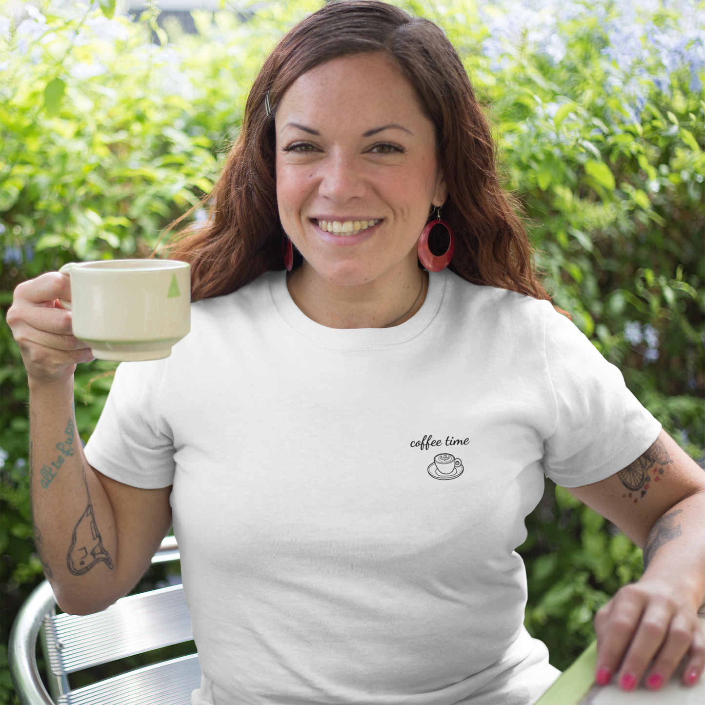 Frau mit Kaffee trägt Coffeetime T-Shirt, minimalistisches Design, entspannter Kaffeegenuss, Malohana