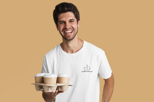 Mann mit Coffeelover T-Shirt, Kaffeebecher in der Hand, Statement für Kaffeefans, Malohana