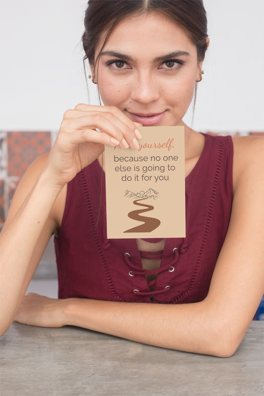 Frau mit Flyer „Push Yourself“, Inspiration für Fokus und Motivation, digitales Poster von Malohana