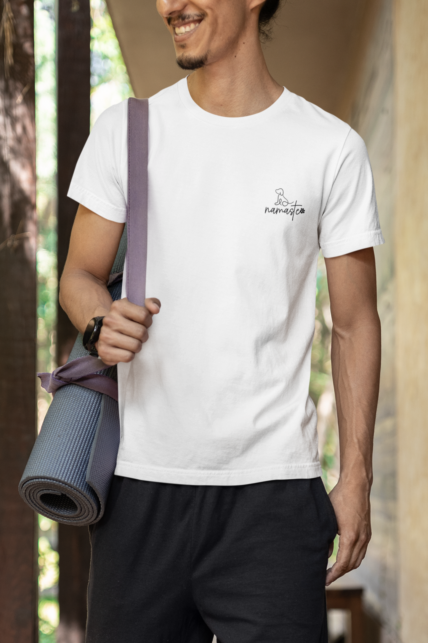 Mann mit „Namaste Pfote“ Shirt, Yoga-Motiv, Hundeliebe & Achtsamkeit, Malohana