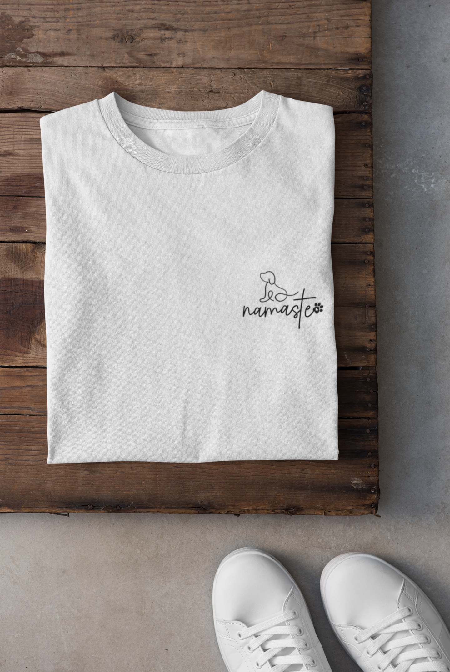 „Namaste Pfote“ Shirt, Solo-Ansicht, Yoga- und Hundemotiv, Achtsamkeit & Hundeliebe, Malohana